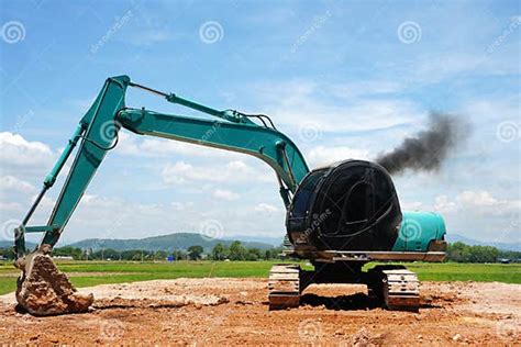 La excavadora emite humo negro cuando trabaja. Debes haber 